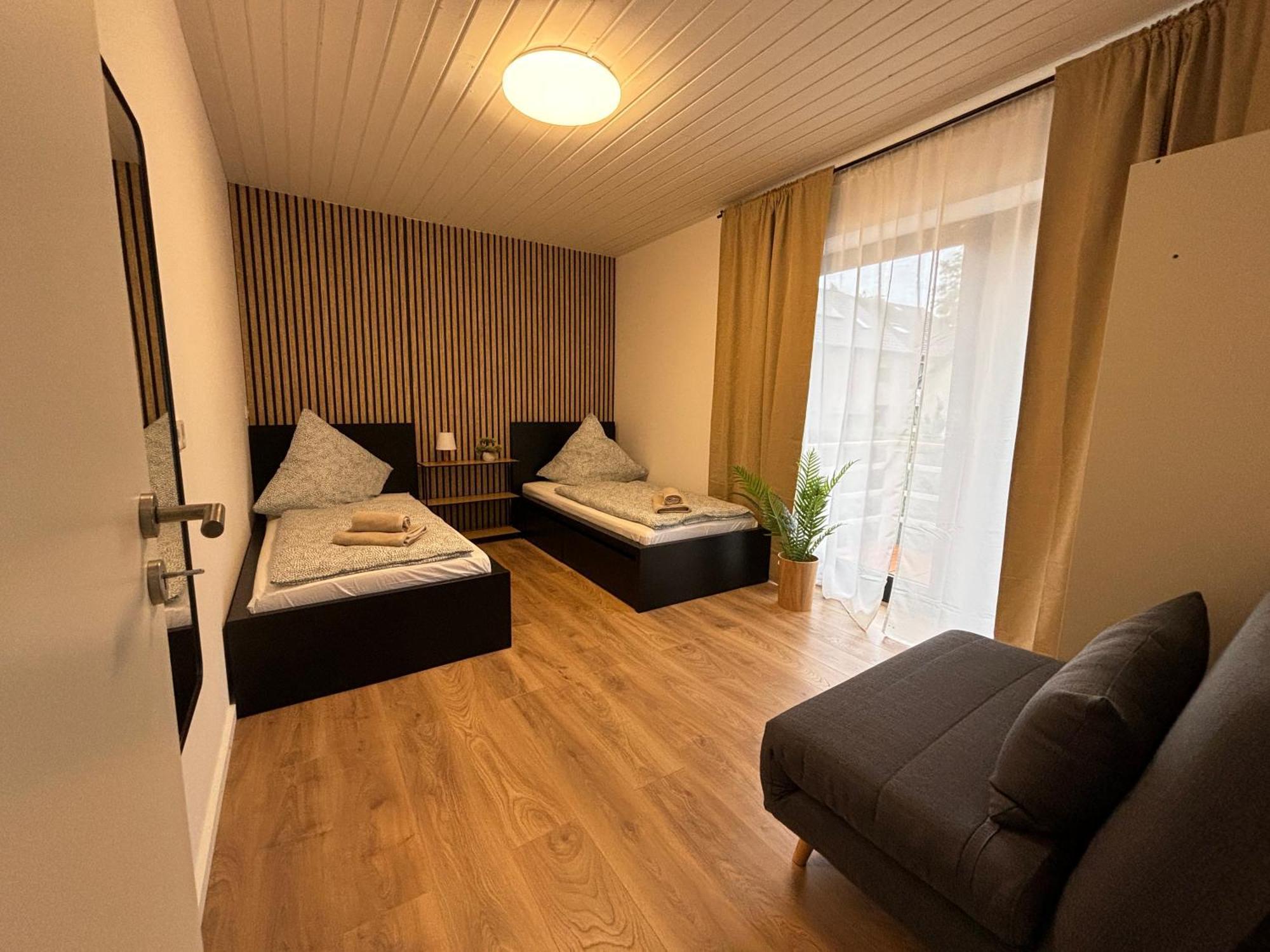 90qm - 5 - Parkplatz - Autobahn - Blauen Apartment Garbsen